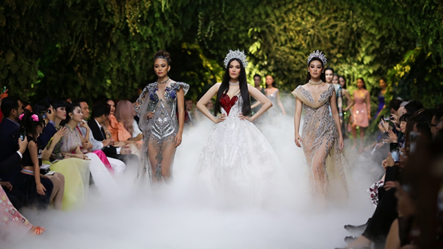 Beauty queens gather for fashion show by designer Hoang Hai